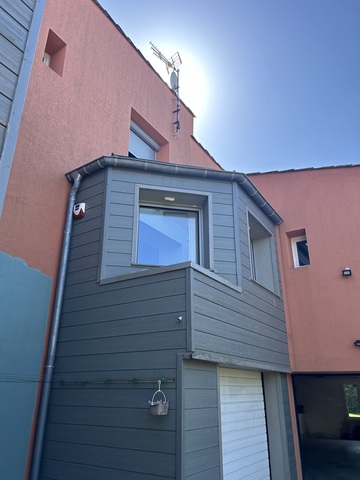  Parquet en chevrons, cheminée design et façade contemporaine à Jonquières